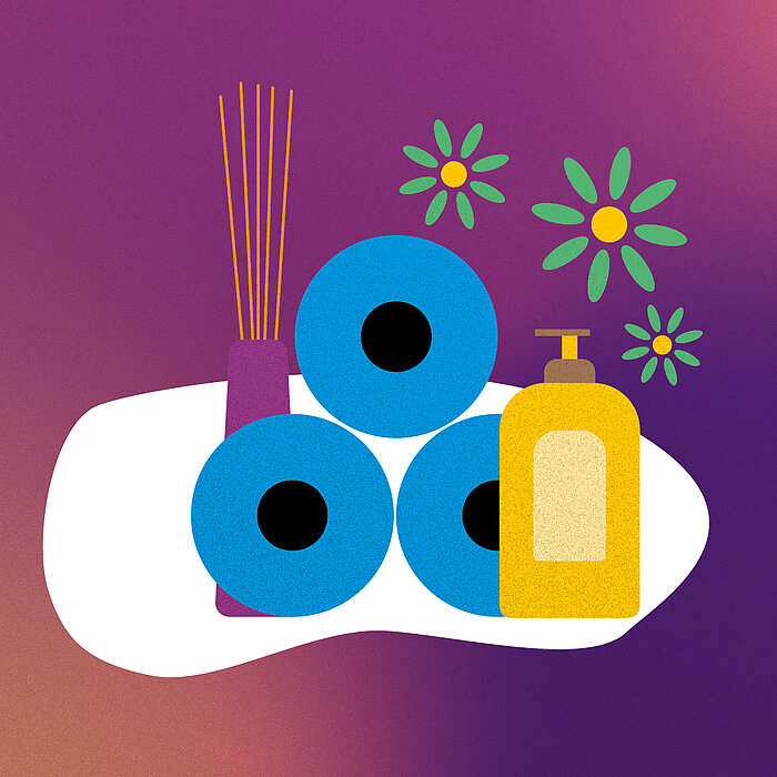 Eine Illustration von Badezimmer- oder Wellness-Artikeln. Ein lila Gefäß mit braunen Duftstäbchen steht neben drei runden, blauen Objekten (möglicherweise Seifenstücke oder Toilettenpapierrollen) und einem gelben Seifenspender. Im Hintergrund sind mehrere stilisierte, grüne Blumen mit gelben Mitten zu sehen. Die Gegenstände stehen auf einer weißen, geformten Fläche vor einem violett-orangenen Hintergrund.