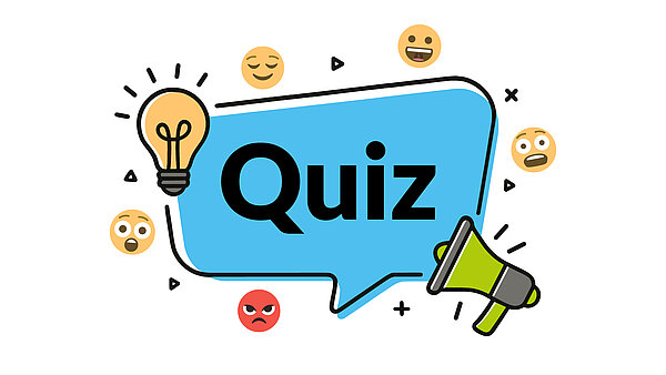 Eine Illustration, die ein Quiz oder eine Fragerunde darstellt. Im Zentrum steht eine hellblaue Sprechblase mit dem großen schwarzen Wort "Quiz". Links daneben leuchtet eine gelbe Glühbirne, die eine Idee symbolisiert. Rechts unten ragt ein grün-gelbes Megafon hervor. Rund um die Sprechblase sind verschiedene Emojis platziert: oben ein entspanntes Gesicht mit geschlossenen Augen, ein glückliches Gesicht mit breitem Lächeln und zwei überraschte Gesichter. Unten ist ein wütendes rotes Gesicht zu sehen. Die gesamte Grafik ist mit kleinen, schwarzen geometrischen Formen wie Kreuzen und Linien verziert.