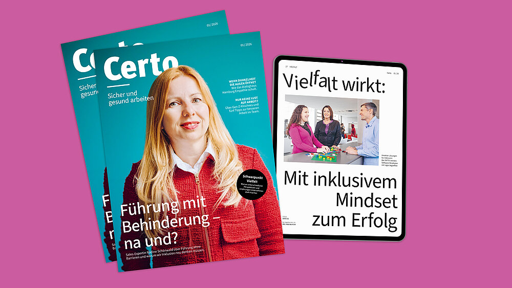 Zwei Exemplare des Certo-Magazins (Ausgabe 01/2026) und ein Tablet liegen auf einem kräftig pinkfarbenen Hintergrund. Das Cover des Magazins zeigt Nadine Schönwald in einer roten Strickjacke mit der Schlagzeile: „Führung mit Behinderung – na und?“. Ein schwarzer Button weist auf den „Schwerpunkt Vielfalt“ hin. Das Tablet daneben zeigt einen Artikel mit der Überschrift „Vielfalt wirkt: Mit inklusivem Mindset zum Erfolg“ und einem Foto von drei Personen in einer Büroküche.