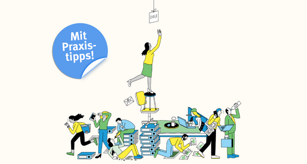 Eine chaotische, stilisierte Illustration, die Stress und Überforderung im Büro darstellt, mit dem Fokus auf eine Frau, die versucht, ein Dokument zu erreichen. Im Zentrum steht eine Frau in gelbem Oberteil und grünem Rock, die auf einem Bürostuhl steht und versucht, ein von oben herabhängendes, kleines Papierblatt zu greifen. Um sie herum am Boden wimmelt es von gestressten und überarbeiteten Personen, die in Papierbergen versinken, auf dem Boden liegen, rennen oder an Laptops arbeiten. Links oben im Bild befindet sich ein blauer Aufkleber-Sticker mit dem Text: "Mit Praxistipps!". Der Hintergrund ist einfarbig hellbeige.