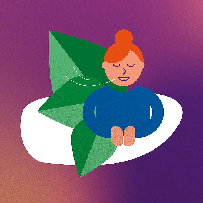 Eine Illustration, die eine Person mit orangefarbenem Haarknoten in einer Meditations- oder Entspannungspose zeigt. Die Person trägt einen blauen Pullover, sitzt mit geschlossenen Augen und hat eine gestrichelte Linie, die den Atem darstellt, vor ihrem Mund. Hinter ihr befinden sich zwei große grüne Blätter. Die Figur sitzt auf einer weißen, ovalen Fläche vor einem violett-orangenen Hintergrund.