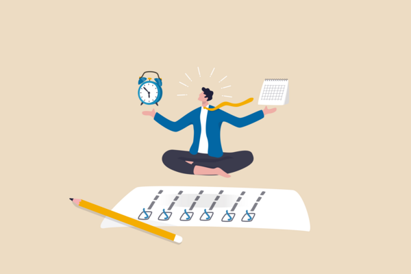 Eine Illustration, die Zeitmanagement, Work-Life-Balance und Produktivität darstellt. Ein stilisierter Geschäftsmann in einem blauen Sakko und gelber Krawatte sitzt im Lotussitz (Yoga-Pose) und balanciert in seinen ausgestreckten Händen eine blaue Wecker-Uhr (links) und einen weißen Kalender (rechts). Um seinen Kopf sind Strahlen gezeichnet, die Konzentration oder Erleuchtung symbolisieren. Im Vordergrund liegt ein großes Aufgabenblatt mit einer Reihe von Kästchen, von denen alle mit einem blauen Haken markiert sind, sowie ein gelber Bleistift. Der Hintergrund ist einfarbig beige.