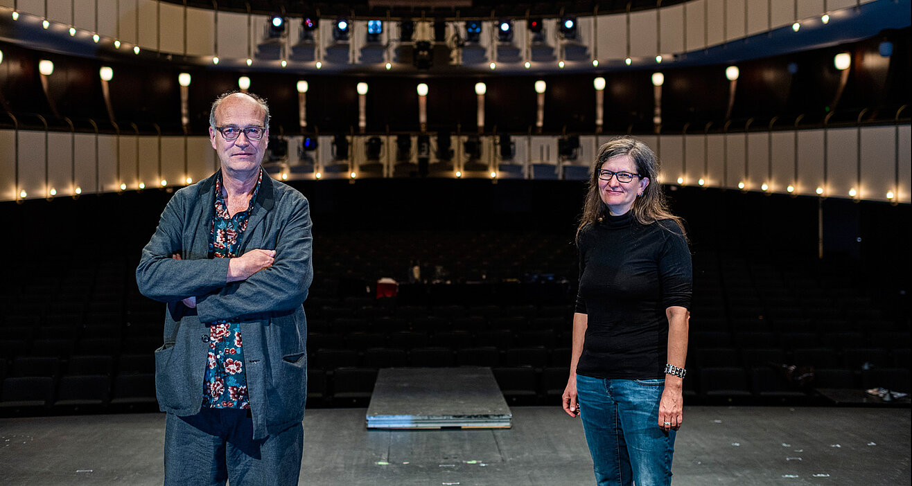 Kerstin Budde und Joachim Lux, Intendant des Thalia Theaters stehen auf der Bühne.