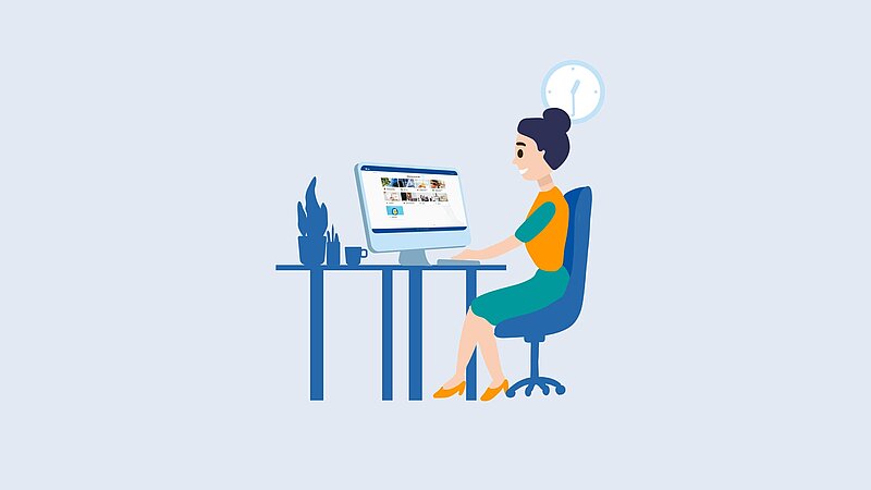 Eine minimalistische Illustration, die eine Frau bei der Arbeit am Computer zeigt. Die Frau mit dunklem Haar, das zu einem Dutt hochgesteckt ist, sitzt in einem blauen Bürostuhl vor einem Schreibtisch mit einem Monitor. Sie trägt ein grünes Kleid und ein orangefarbenes Oberteil. Auf dem Schreibtisch stehen eine Tasse und eine Pflanze. Über ihrem Kopf schwebt eine runde Uhr. Schreibtisch und Stuhl sind in verschiedenen Blautönen gehalten. Der Hintergrund ist hellblau.