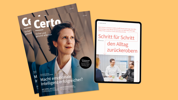 Das Bild zeigt zwei Ausgaben des Magazins "Certo" und ein Tablet, das eine digitale Seite des Magazins anzeigt. Auf dem Cover der Magazine ist eine Frau im Porträt abgebildet, die in die Ferne schaut. Der Text auf dem Cover fragt: "Macht emotionale Intelligenz erfolgreicher?" Auf dem Tablet steht der Artikel-Titel "Schritt für Schritt den Alltag zurückerobern", begleitet von einem Bild, das drei Personen an einem Tisch zeigt, die sich unterhalten. Der Hintergrund ist orange.