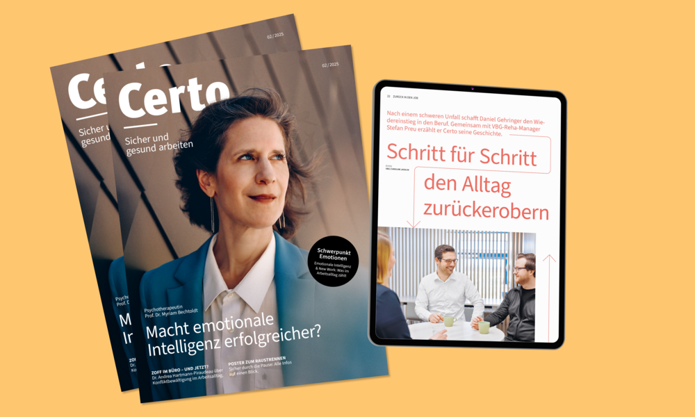 Das Bild zeigt zwei Ausgaben des Magazins "Certo" und ein Tablet, das eine digitale Seite des Magazins anzeigt. Auf dem Cover der Magazine ist eine Frau im Porträt abgebildet, die in die Ferne schaut. Der Text auf dem Cover fragt: "Macht emotionale Intelligenz erfolgreicher?" Auf dem Tablet steht der Artikel-Titel "Schritt für Schritt den Alltag zurückerobern", begleitet von einem Bild, das drei Personen an einem Tisch zeigt, die sich unterhalten. Der Hintergrund ist orange.