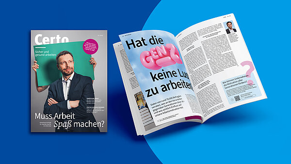 Zwei Magazine oder Broschüren liegen vor einem blauen Hintergrund. Links liegt das Cover des Magazins "Certo", das einen lächelnden Mann mit verschränkten Armen in einem Anzug zeigt. Im Vordergrund steht in weißer Schrift: "Muss Arbeit Spaß machen?". Rechts ist die Innenseite des Magazins aufgeschlagen. Die rechte Seite hat die große Überschrift "Hat die Gen Z keine Lust zu arbeiten?", wobei "Gen Z" in großen, pinken, aufgeblasenen Buchstaben dargestellt ist. Die restlichen Seiten sind mit Fließtext gefüllt.