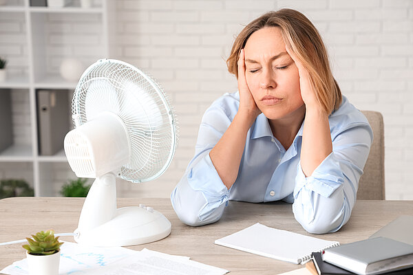 Foto von Frau vor einem Ventilator