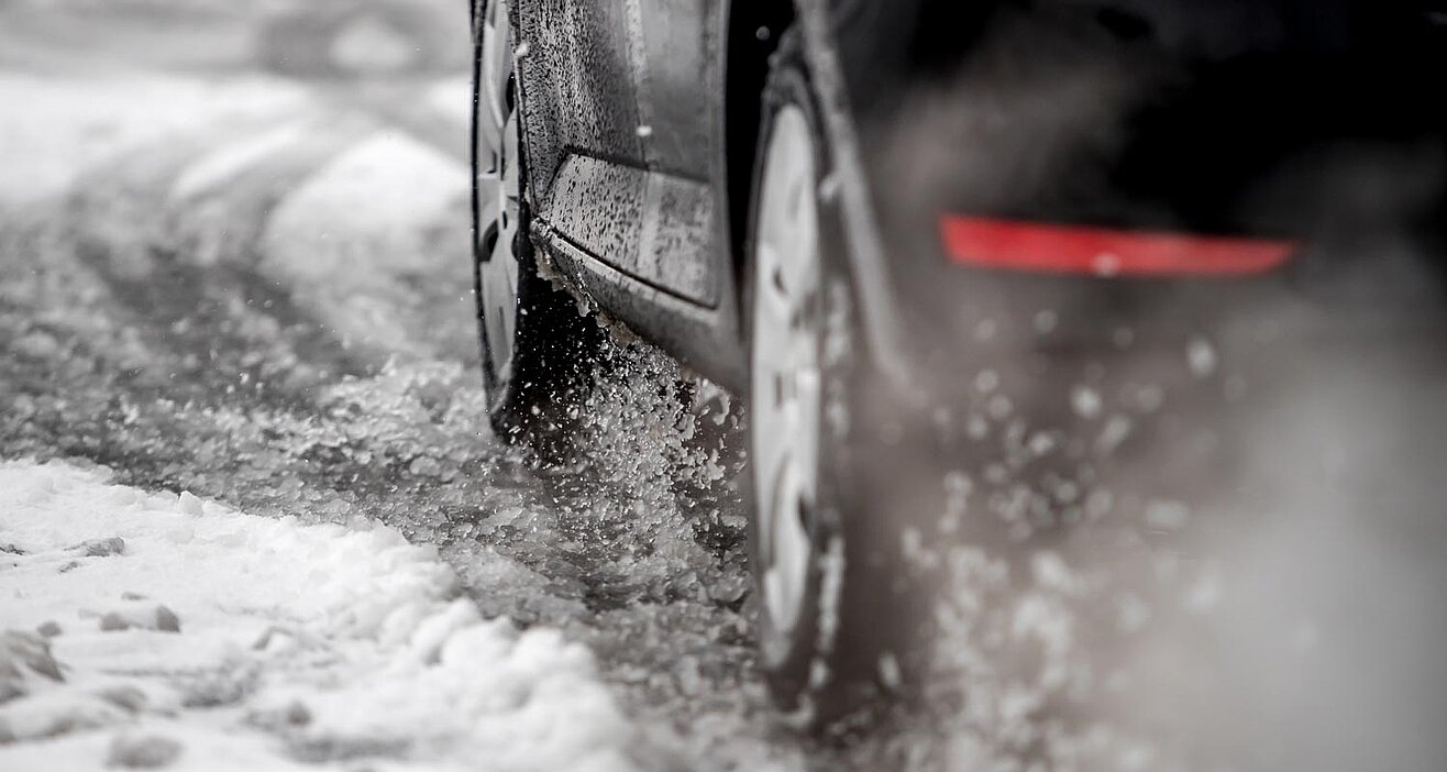 Fahrsicherheitstraining: Rutschpartie auf Schnee und Eis Auto fährt im Schnee