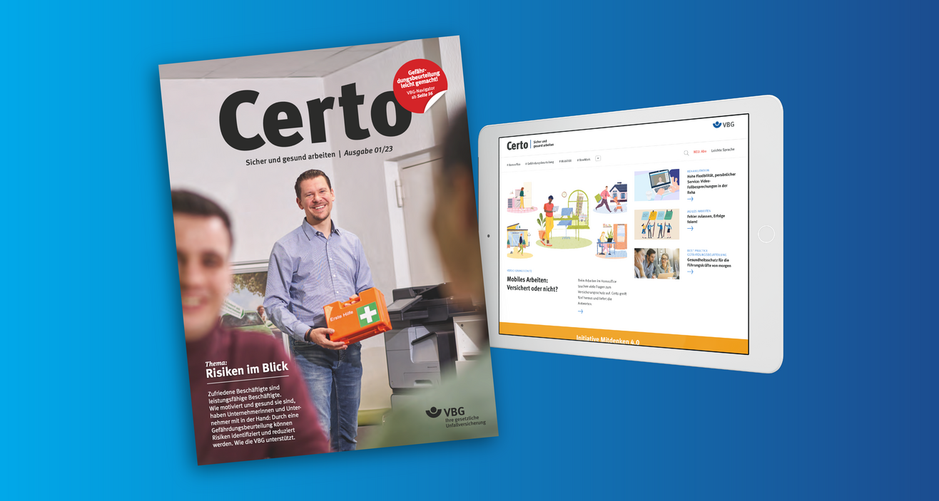 Foto: Das Certo-Heft und ein iPad, auf dem das Certo-Portal geöffnet ist, auf blauem Grund