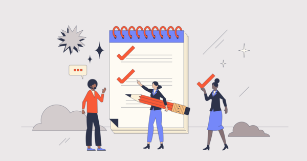 Eine bunte, stilisierte Illustration zum Thema Aufgabenverwaltung und Produktivität. Im Zentrum steht ein überdimensionales Notizbuch mit roter Spiralbindung und drei Zeilen, von denen die obersten beiden mit einem großen, roten Haken markiert sind. Drei stilisierte Personen sind um das Notizbuch herum angeordnet: Eine Frau in blauer und schwarzer Kleidung hält einen großen, orangefarbenen Bleistift, mit dem sie auf die dritte Zeile zeigt. Eine andere Frau in blauem Rock und Sakko hält einen roten Haken in der Hand. Ein Mann in orangefarbenem Hemd und dunkler Hose steht links und gestikuliert in Richtung einer kleinen, gelb-roten Sprechblase. Die Szene ist von abstrakten Elementen wie Wolken, Sternen und einem grauen Sternenmuster umgeben. Der Hintergrund ist hellgrau.