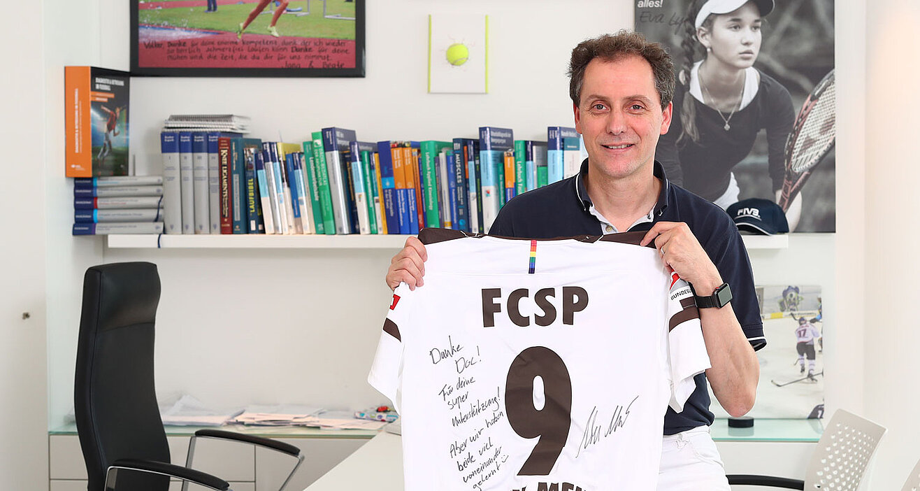 Dr. Volker Carrero, Mannschaftsarzt des FC St. Pauli