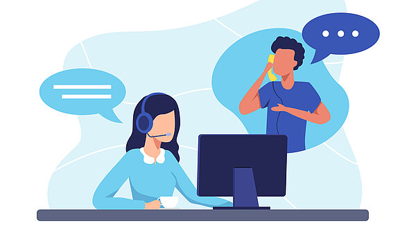 Eine Illustration, die einen Kundenservice oder ein Callcenter darstellt. Eine Frau mit langen, dunklen Haaren und einem Headset sitzt an einem Schreibtisch vor einem Computer und spricht in eine Sprechblase. Auf der rechten Seite ist in einer großen, ovalen Form ein Mann zu sehen, der mit einem Telefon am Ohr spricht und aus dessen Mund ebenfalls eine Sprechblase kommt. Die Farben sind überwiegend Blau und Weiß, mit hellblauen, abstrakten Formen im Hintergrund.
