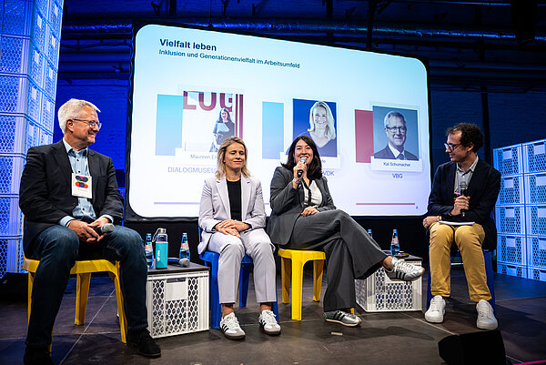 Eine Gruppe von Menschen diskutiert über Vielfalt und Inklusion am Arbeitsplatz.