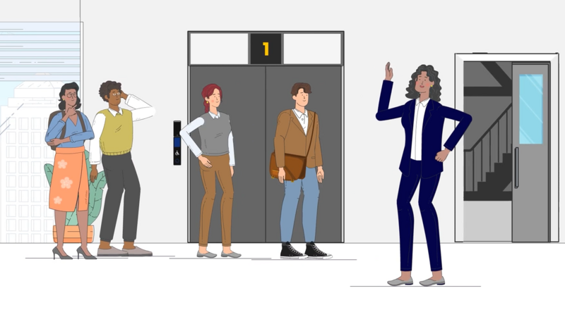 Eine Gruppe von Menschen steht vor einem Aufzug. Eine Frau in einem blauen Anzug hebt die Hand, als ob sie spricht. Der Aufzug zeigt die Etage "1" an. Im Hintergrund sind Fenster mit Stadtansicht und eine Treppe zu sehen.