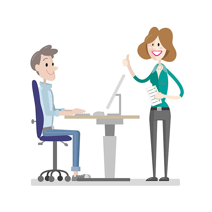 Mann sitzt am Schreibtisch