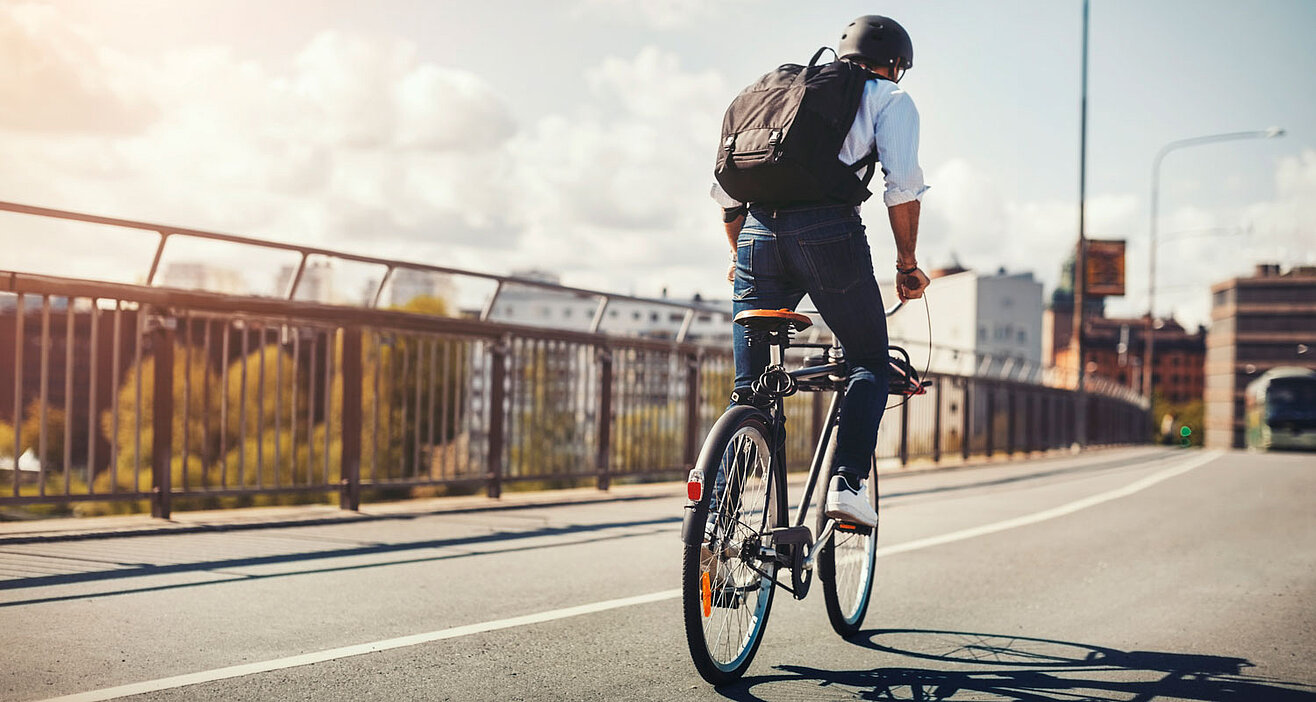 Radfahrer auf Brücke