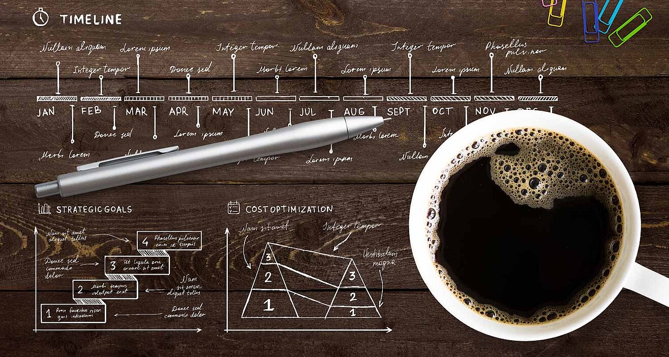 Kaffeetasse auf Schreibtisch