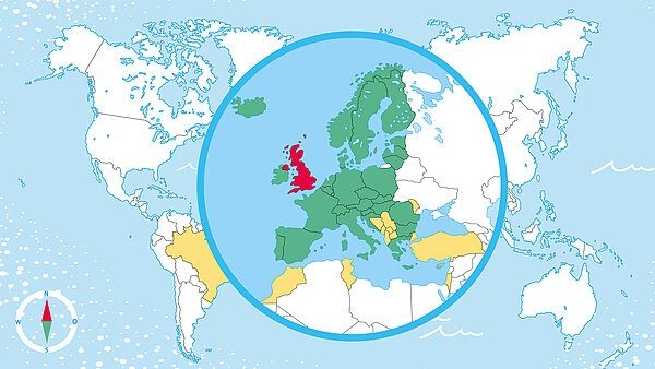 Illustration: Zu sehen ist eine Weltkarte auf hellblauem Hintergrund. In der Mitte sieht man eine kreisförmige Lupenansicht auf Europa. Einige Länder sind grün, gelb oder rot eingefärbt. Unten links ist noch ein Kompass abgebildet.