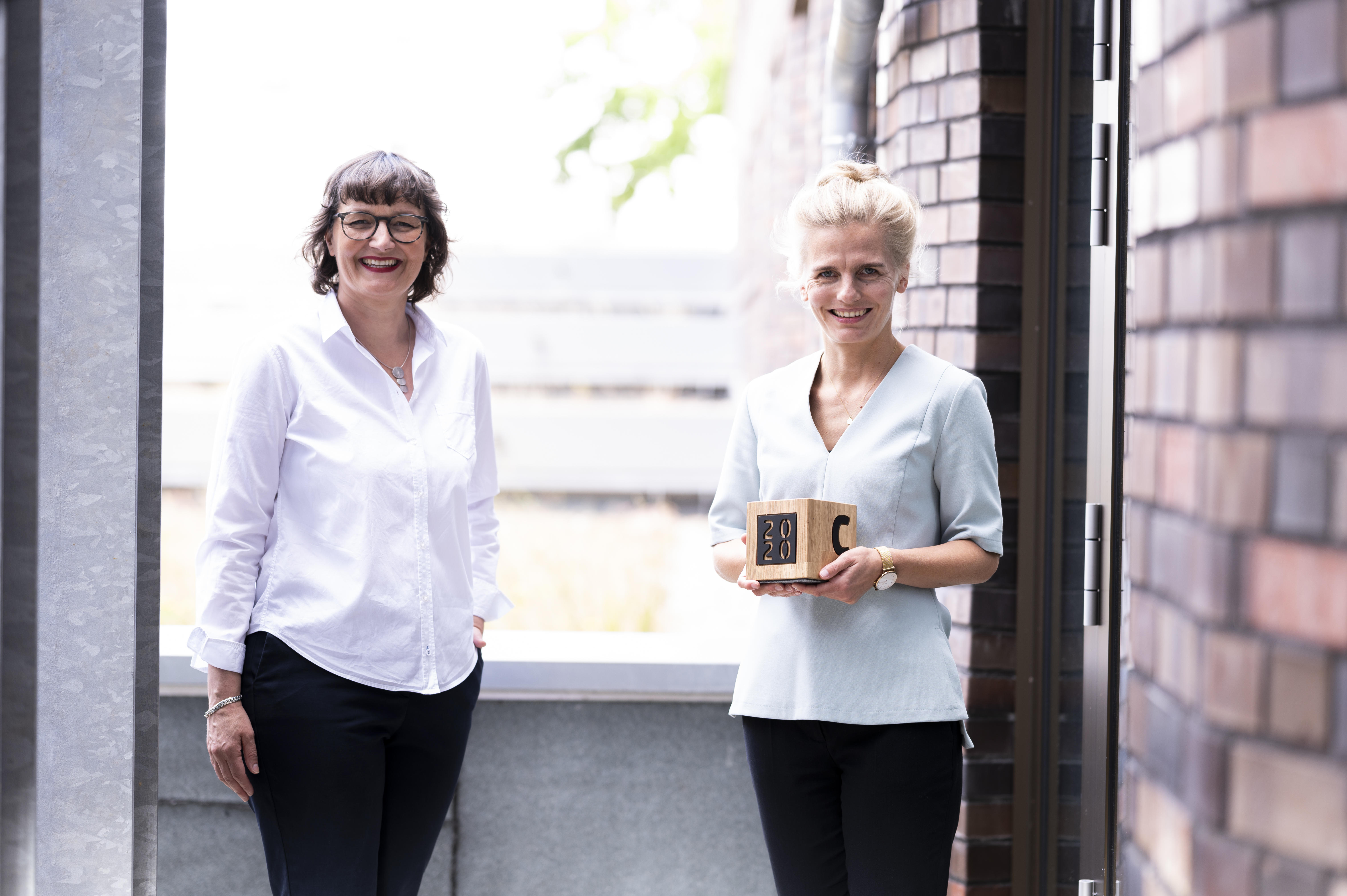 Foto von Daniela Dalhoff (l.) und Friedrike Dittmer (r.). Sie verantworten gemeinsam die Kommunikation der VBG unter der Dachmarke Certo.