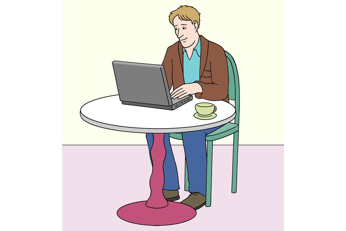 Mann sitzt am Tisch