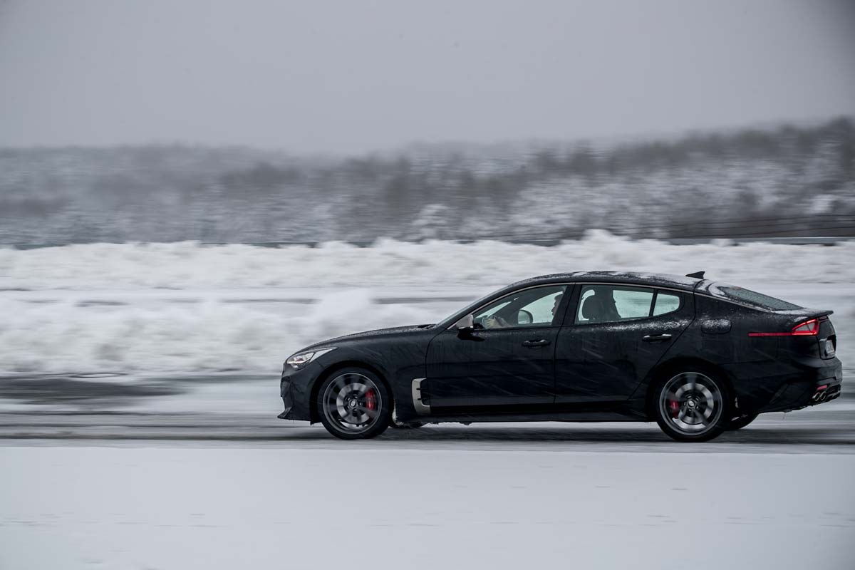 Ein Auto fährt im Schnee