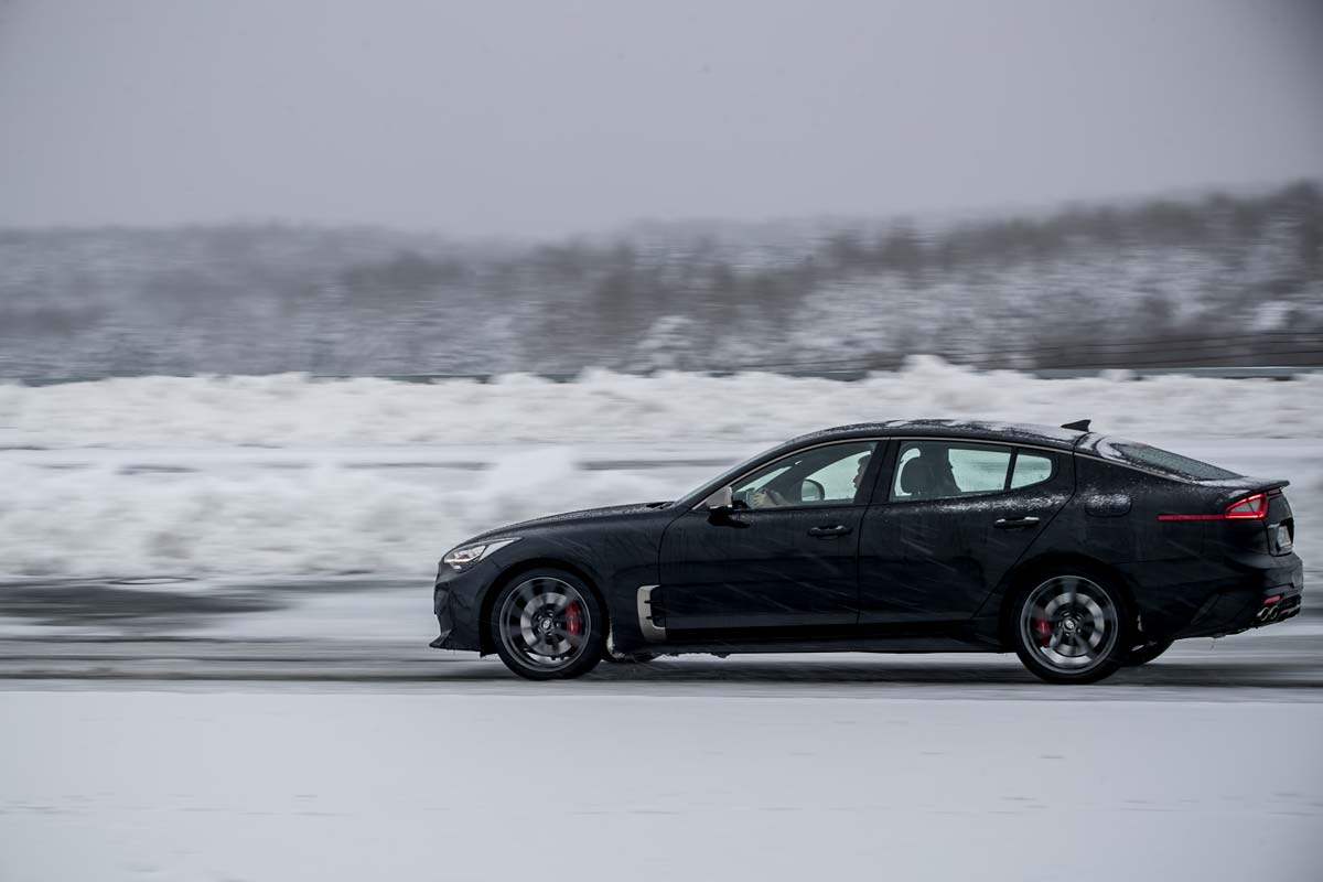 10 Tipps für sicheres Fahren Ein Auto fährt im Schnee