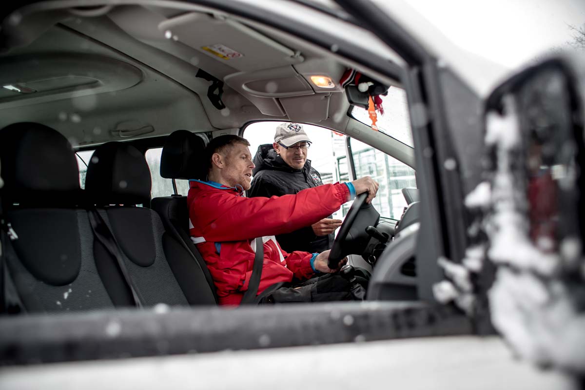 Ein Fahrtrainer erklärt die richtige Sitzposition