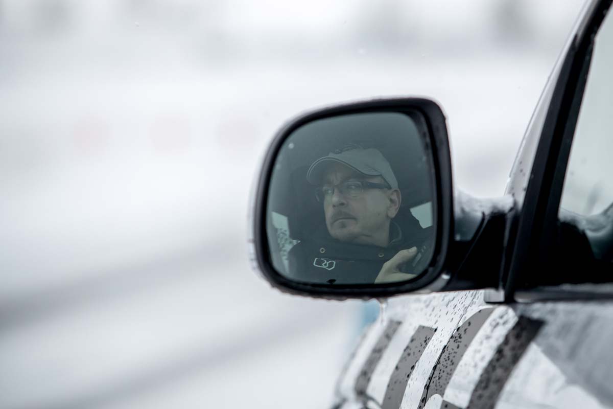 10 Tipps für sicheres Fahren Ein Autofahrer im Seitenspiegel