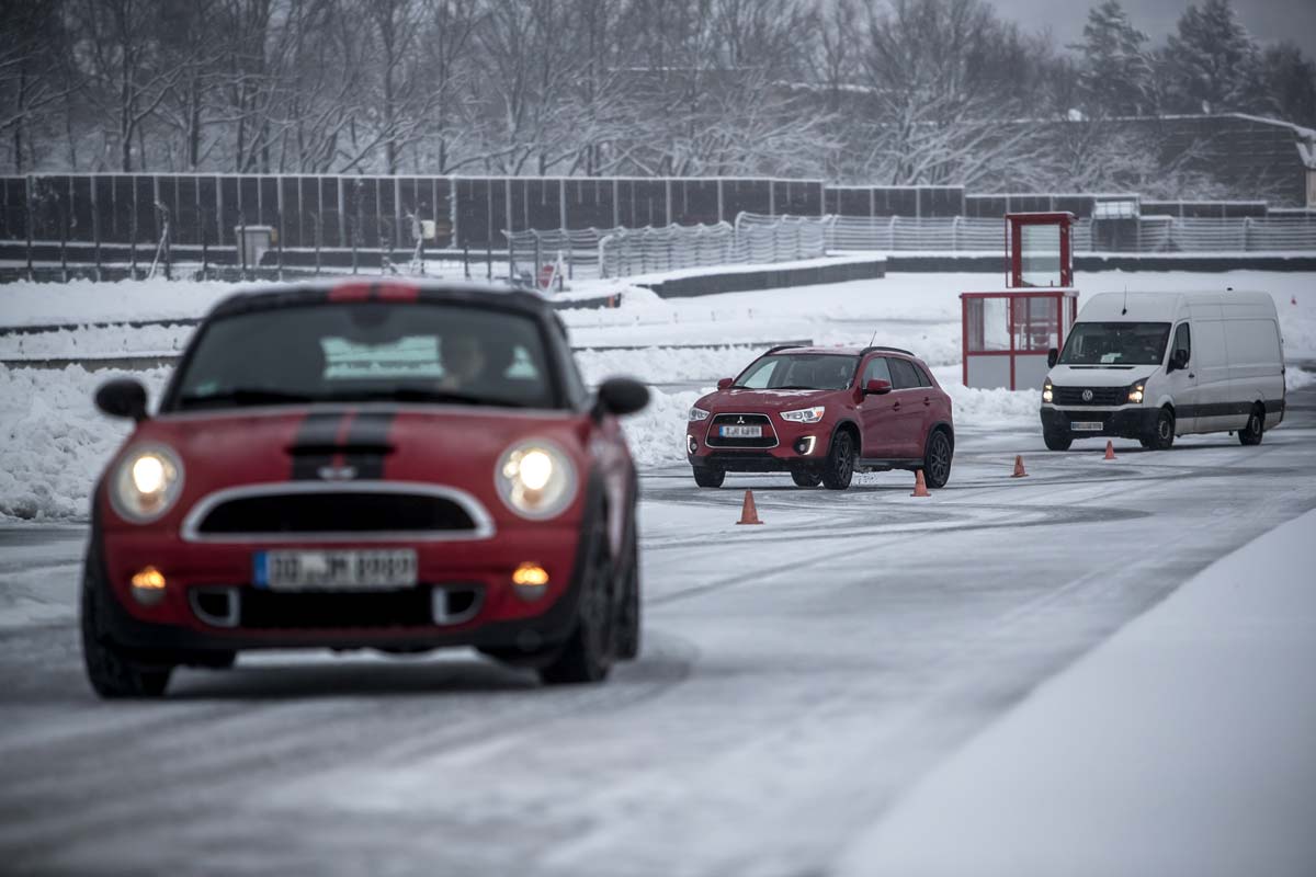 10 Tipps für sicheres Fahren Autos auf einer Fahrsicherheits-Trainingsstrecke