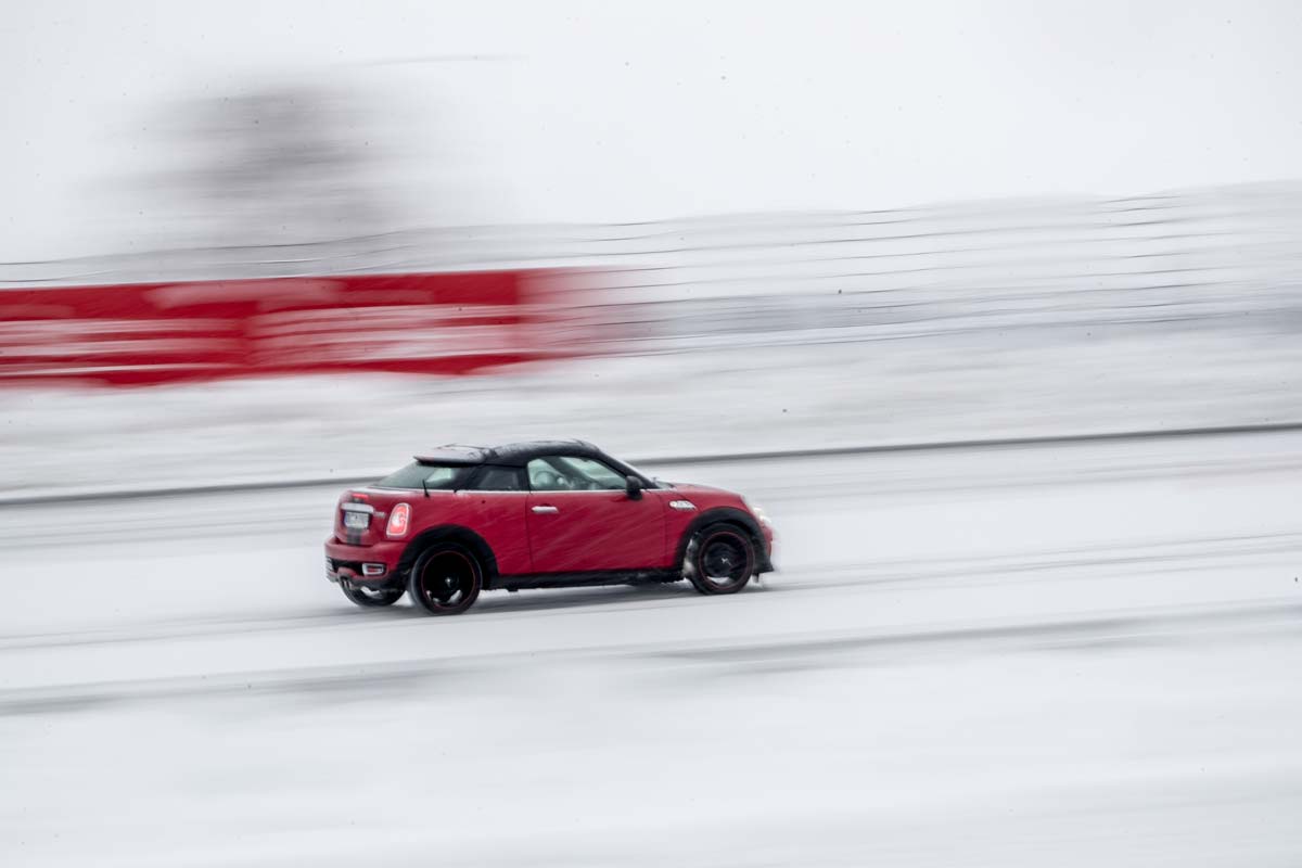 Auto fährt Schnee