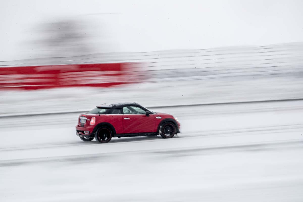 10 Tipps für sicheres Fahren Auto fährt Schnee