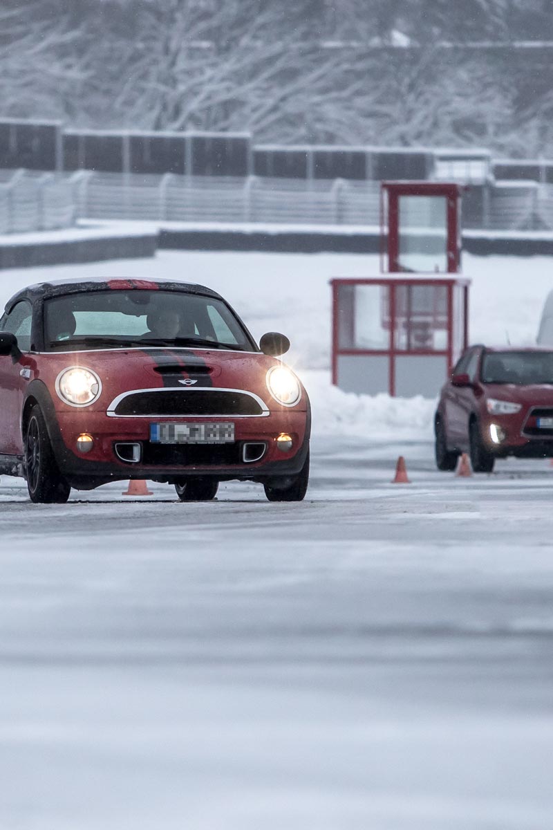Rutschpartie auf Schnee und Eis Teilnehmende Autos des Fahrsicherheitstrainings