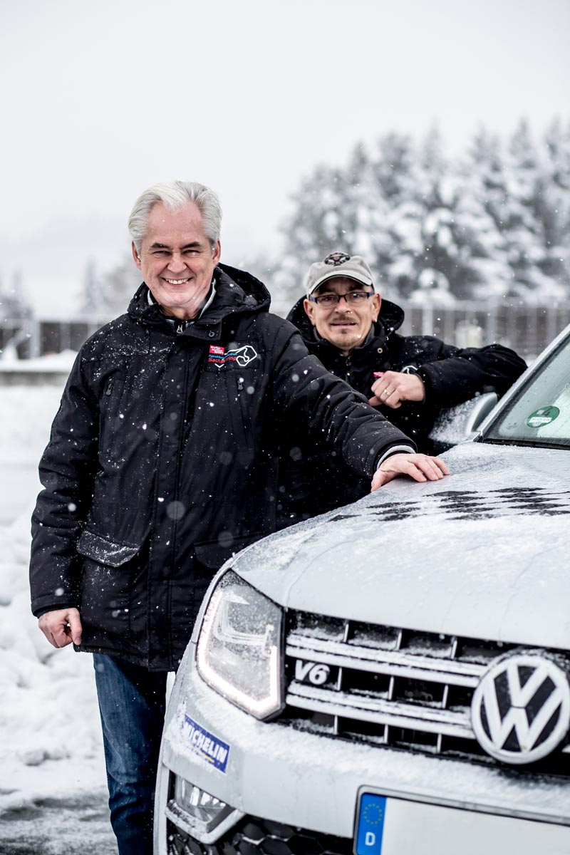 Rutschpartie auf Schnee und Eis Fahrsicherheitstrainer auf der Fahrstrecke