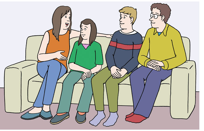 Eine Familie sitzt auf dem Sofa.