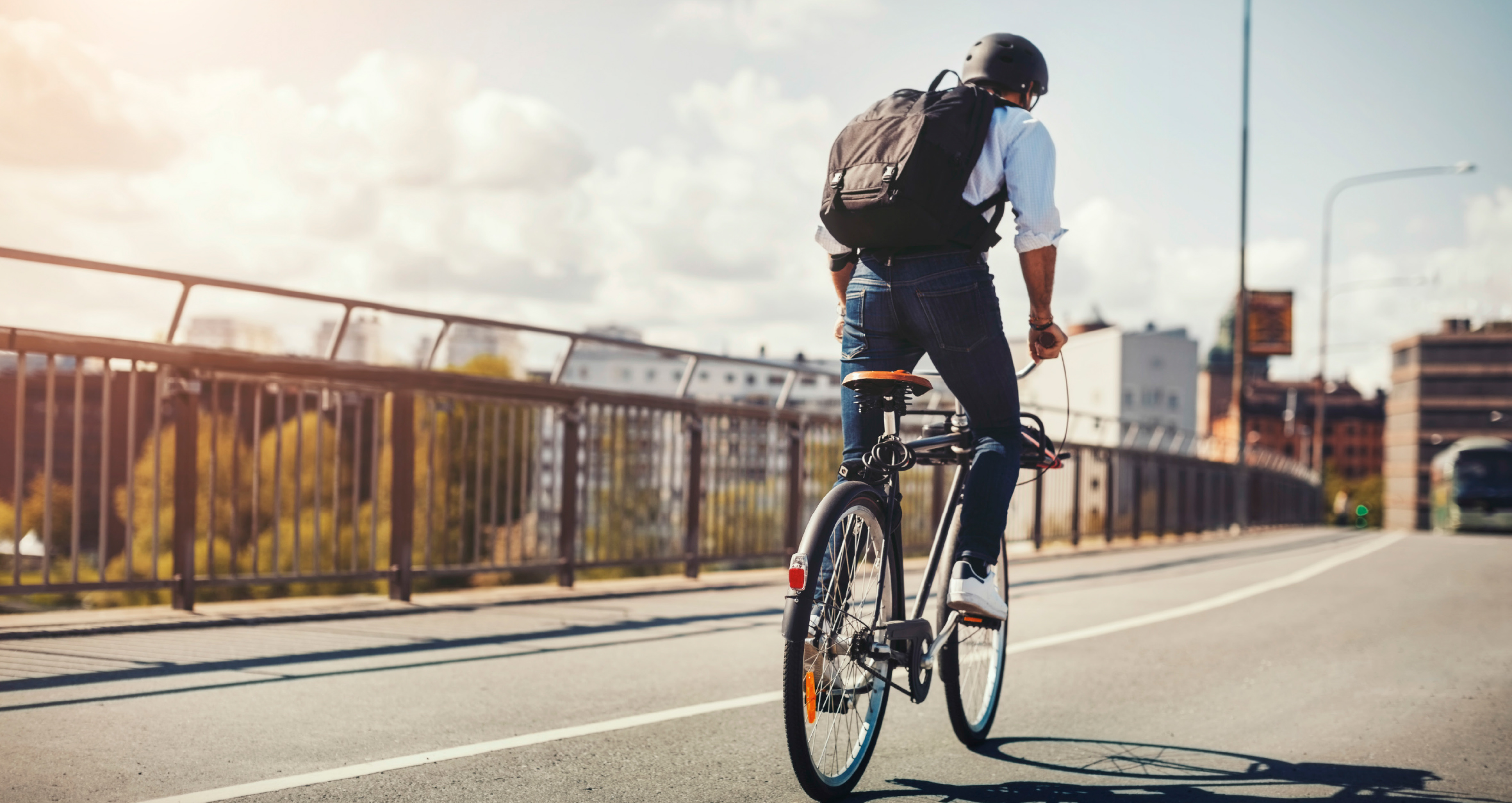 Fahrradfahrer auf einer Brücke