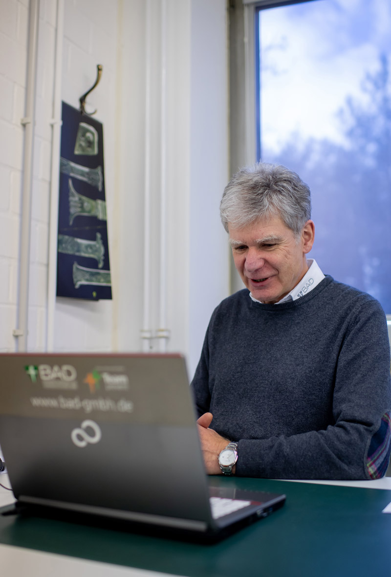 Betriebsarzt Dr. Alfons Götzfried vor dem Laptop