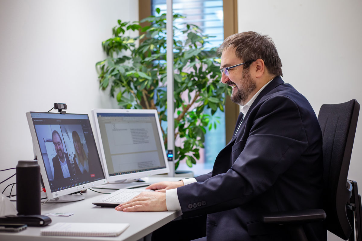 Auf Nummer sicher: Christoph Stein erklärt in einer Videokonferenz die Software GEDOKU