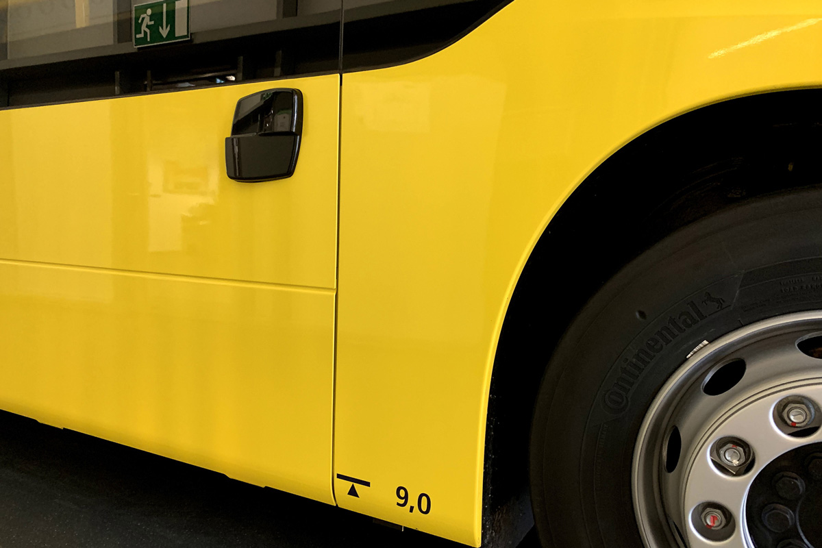 Von außen kaum zu sehen, aber für die Fahrsicherheit essenziell: Der Sensor des Abbiegeassistenten.