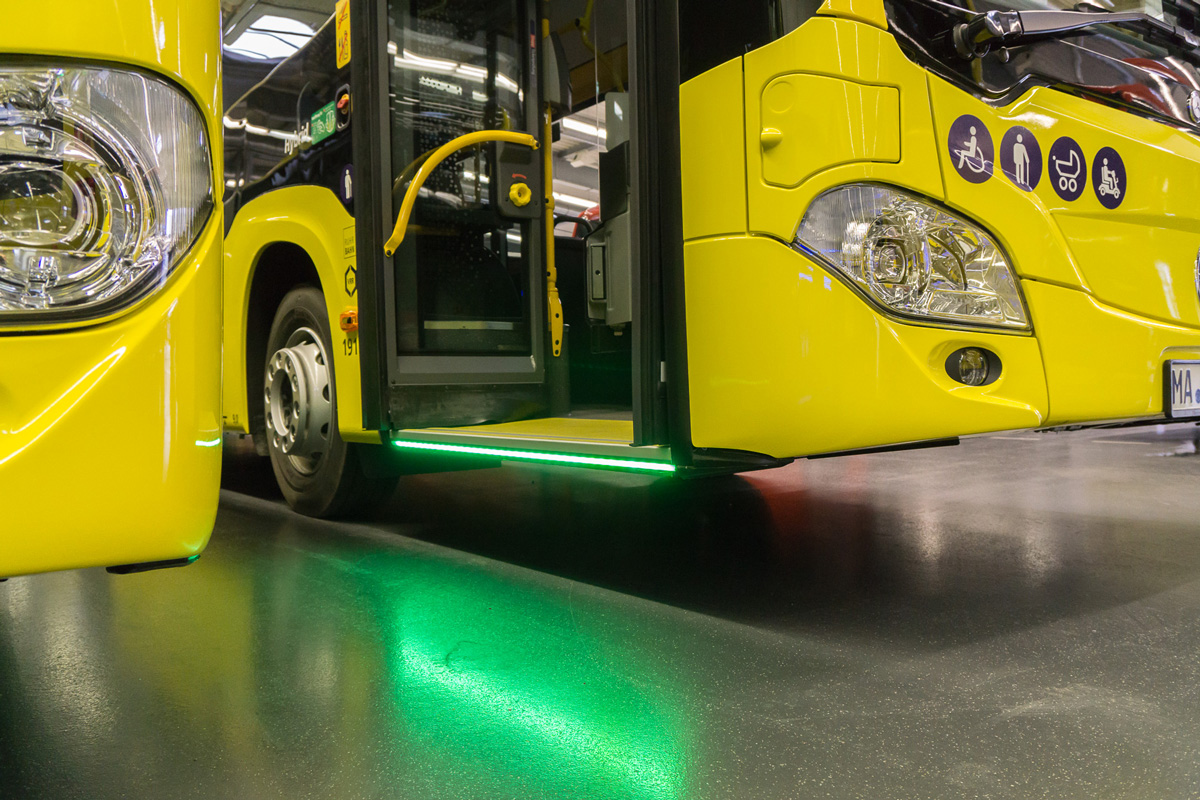 Mit entsprechender Außenbeleuchtung wird das Abbiegen der Busse auch für andere Verkehrsteilnehmende sicherer.