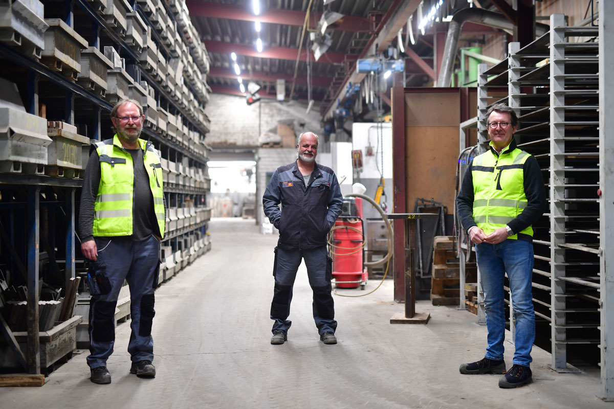 Rainer Kavermann (Mitte) arbeitet schon seit 39 Jahren bei der Firma Refratechnik Ceramics, wo Günter Willenbockel (li.) als Abteilungsleiter Presswerkzeuge für einen reibungslosen Produktionsablauf sorgt. Bernd Austermann ist Leiter Compliance.
