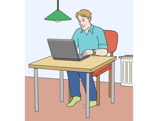 Mann sitzt an einem Laptop