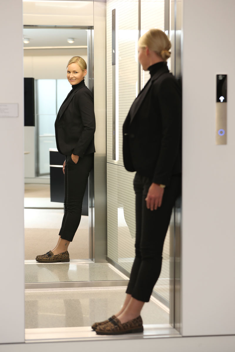 Anna von Hinüber steht in einem Aufzug