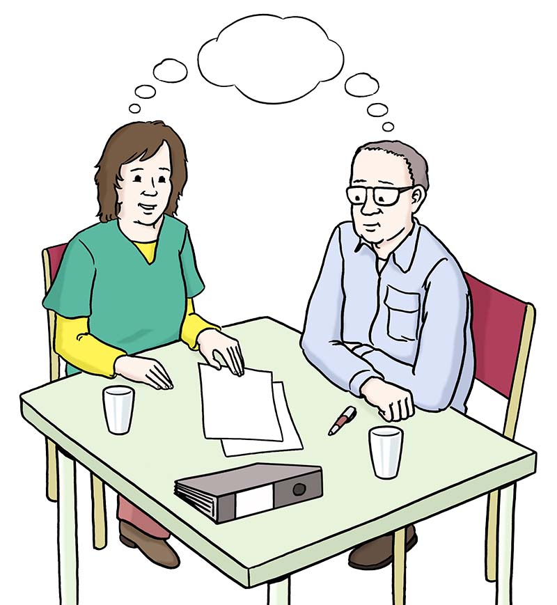 Zwei Menschen sitzen an einem Tisch