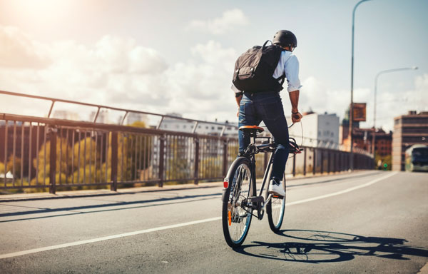 Radfahrer auf Brücke