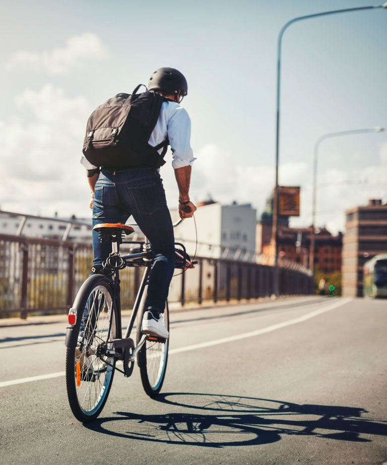 Radfahrer auf Brücke