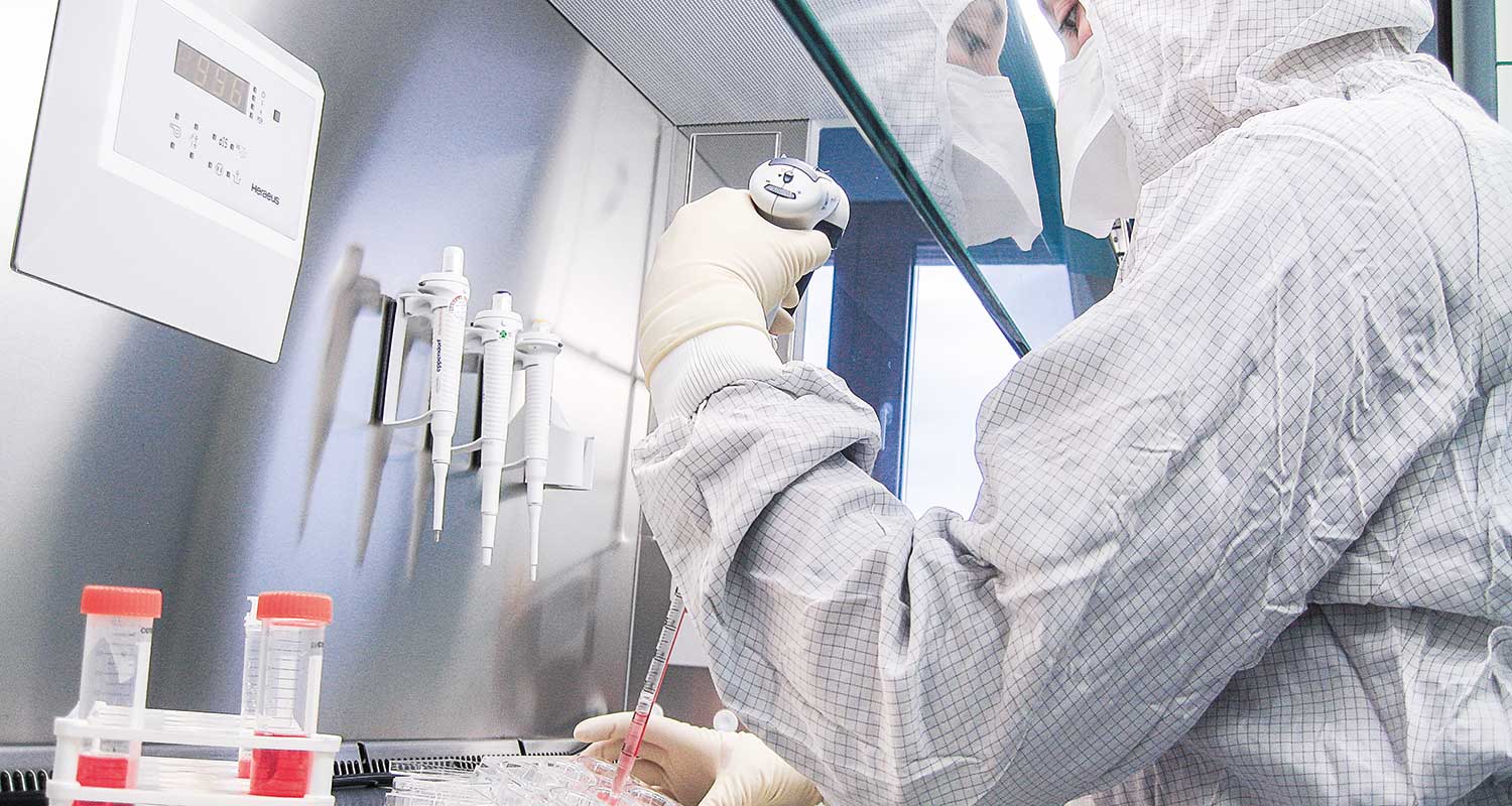 Sensibelchen: Schon ein Staubkorn kann die Krebstherapie zunichtemachen, die die Forscherin im Reinraum herstellt.