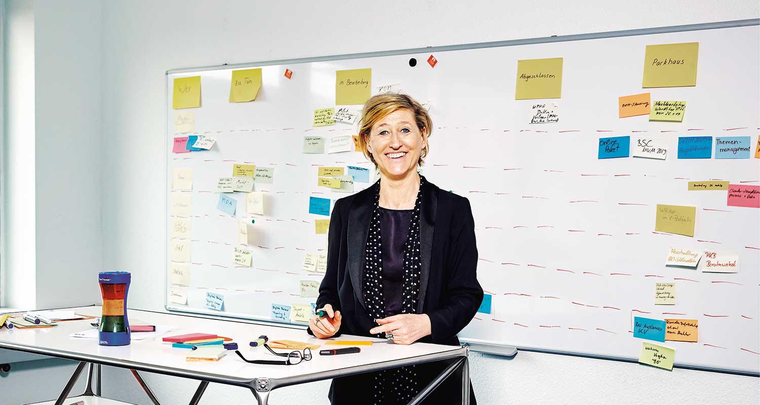Frau steht vor Whiteboard