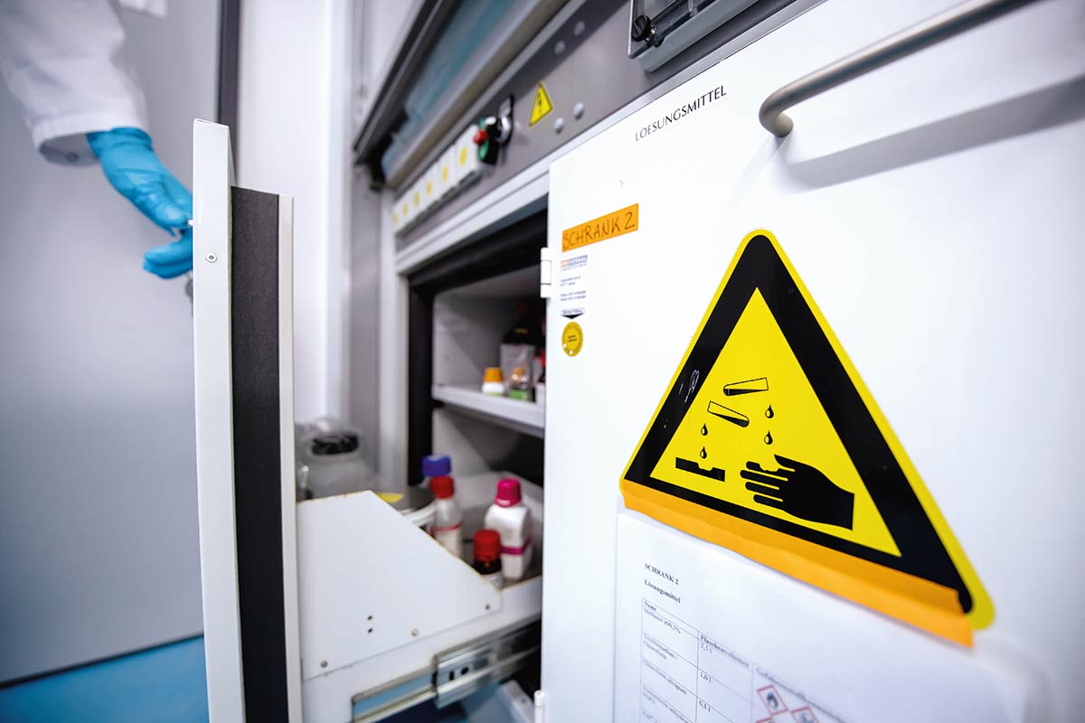 Kühlschrank mit dem Hinweis "Vorsicht ätzend"