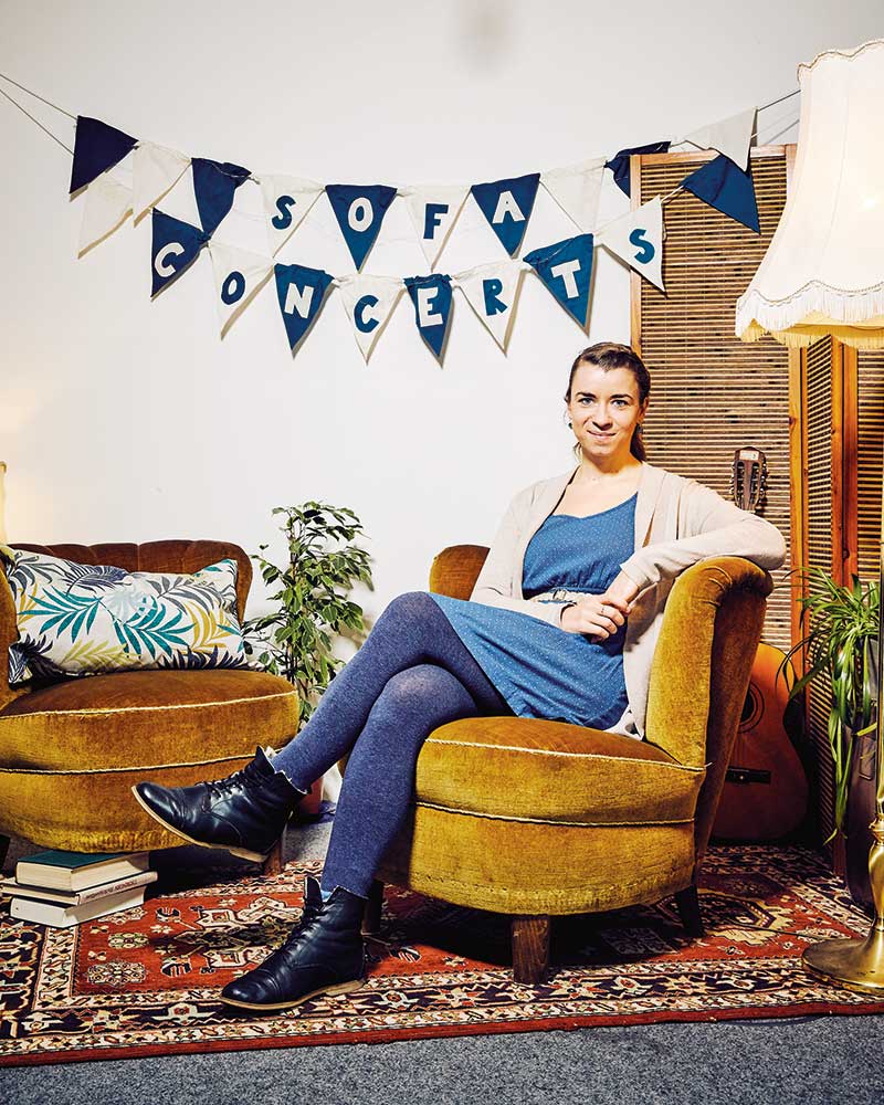 Wohnzimmerflair mit Omas Lampe: Marie-Lene Armingeon hat SofaConcerts mitgegründet.